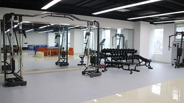 為了提升員工體驗？這家公司竟然把報告廳拆了......